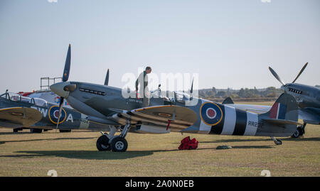 Cambridge, Cambridgeshire, Royaume-Uni. Sep 21, 2019. Week-end à thème des années 1940, de voler à Duxford IWM avec WW2 historique) et un vol de masse tous les Spitfires, commémorant le 50e anniversaire du film "Bataille d'Angleterre'. Des scènes du film, y compris le célèbre hangar explosant, ont été tourné sur place à Duxford. Credit : Malcolm Park/Alamy Live News Banque D'Images