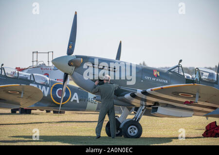 Cambridge, Cambridgeshire, Royaume-Uni. Sep 21, 2019. Week-end à thème des années 1940, de voler à Duxford IWM avec WW2 historique) et un vol de masse tous les Spitfires, commémorant le 50e anniversaire du film "Bataille d'Angleterre'. Des scènes du film, y compris le célèbre hangar explosant, ont été tourné sur place à Duxford. Credit : Malcolm Park/Alamy Live News Banque D'Images