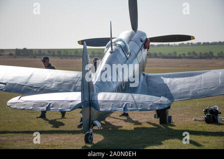 Cambridge, Cambridgeshire, Royaume-Uni. Sep 21, 2019. Week-end à thème des années 1940, de voler à Duxford IWM avec WW2 historique) et un vol de masse tous les Spitfires, commémorant le 50e anniversaire du film "Bataille d'Angleterre'. Des scènes du film, y compris le célèbre hangar explosant, ont été tourné sur place à Duxford. Credit : Malcolm Park/Alamy Live News Banque D'Images