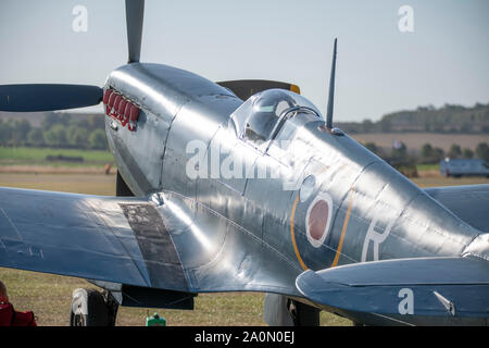 Cambridge, Cambridgeshire, Royaume-Uni. Sep 21, 2019. Week-end à thème des années 1940, de voler à Duxford IWM avec WW2 historique) et un vol de masse tous les Spitfires, commémorant le 50e anniversaire du film "Bataille d'Angleterre'. Des scènes du film, y compris le célèbre hangar explosant, ont été tourné sur place à Duxford. Credit : Malcolm Park/Alamy Live News Banque D'Images