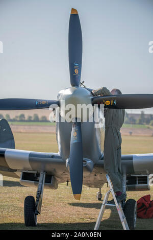 Cambridge, Cambridgeshire, Royaume-Uni. Sep 21, 2019. Week-end à thème des années 1940, de voler à Duxford IWM avec WW2 historique) et un vol de masse tous les Spitfires, commémorant le 50e anniversaire du film "Bataille d'Angleterre'. Des scènes du film, y compris le célèbre hangar explosant, ont été tourné sur place à Duxford. Credit : Malcolm Park/Alamy Live News Banque D'Images