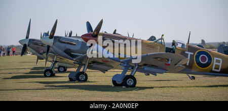 Cambridge, Cambridgeshire, Royaume-Uni. Sep 21, 2019. Week-end à thème des années 1940, de voler à Duxford IWM avec WW2 historique) et un vol de masse tous les Spitfires, commémorant le 50e anniversaire du film "Bataille d'Angleterre'. Des scènes du film, y compris le célèbre hangar explosant, ont été tourné sur place à Duxford. Credit : Malcolm Park/Alamy Live News Banque D'Images