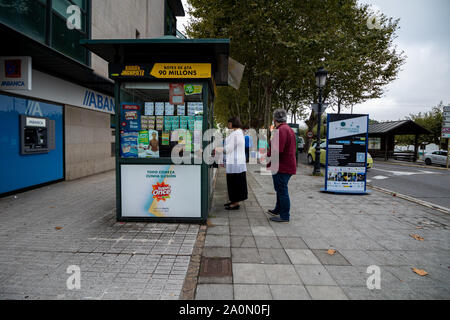 Coruna / Espagne - 20 septembre 2019 : personnes en attente d'un billet de loterie de bienfaisance des personnes aveugles une fois à Coruna Espagne Banque D'Images