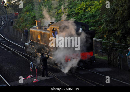 Bridgnorth, Shropshire, au Royaume-Uni. 21 septembre 2019. Équipes de bénévoles commencent à 4h du matin pour préparer les machines à vapeur pour la vapeur le plus grand du gala, à la Severn Valley Railway. L'événement offre jusqu'à 12 locomotives à vapeur et toute la nuit le long des 16 km gare ferroviaire patrimoniale. G.P. Essex / Alamy Live News Banque D'Images