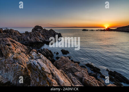 Beau lever du soleil méditerranéen avec du soleil et des rochers en premier plan Banque D'Images