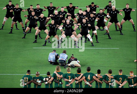 Les joueurs néo-zélandais effectuer le Haka avant la Coupe du Monde de Rugby 2019 Poule B match au stade international de Yokohama, Yokohama City. Banque D'Images