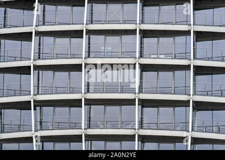 Un fragment de l'acier et verre moderne bâtiment structure Banque D'Images