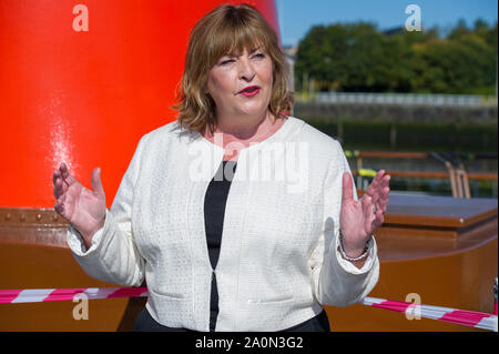 Glasgow, Royaume-Uni. 21 septembre 2019. Sur la photo : Fiona Hyslop MSP - Secrétaire du Cabinet pour la culture. Le dernier bateau à vapeur de mer dans le monde recevra €1 millions de financement du gouvernement écossais pour l'aider à naviguer de nouveau, de la Culture, Fiona Hyslop, a annoncé le secrétaire. Mme Hyslop a dit : "Le Waverley a enchanté des générations d'habitants et visiteurs tout au long de ses 70 ans d'histoire et je suis heureux d'être en mesure d'annoncer cet engagement financier important pour aider le bateau à vapeur historique met les voiles une fois de plus. Crédit : Colin Fisher/Alamy Live News Banque D'Images