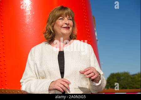 Glasgow, Royaume-Uni. 21 septembre 2019. Sur la photo : Fiona Hyslop MSP - Secrétaire du Cabinet pour la culture. Le dernier bateau à vapeur de mer dans le monde recevra €1 millions de financement du gouvernement écossais pour l'aider à naviguer de nouveau, de la Culture, Fiona Hyslop, a annoncé le secrétaire. Mme Hyslop a dit : "Le Waverley a enchanté des générations d'habitants et visiteurs tout au long de ses 70 ans d'histoire et je suis heureux d'être en mesure d'annoncer cet engagement financier important pour aider le bateau à vapeur historique met les voiles une fois de plus. Crédit : Colin Fisher/Alamy Live News Banque D'Images