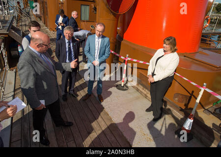 Glasgow, Royaume-Uni. 21 septembre 2019. Sur la photo : (L-R) Dr Cameron Marshall ; Deryk Docherty ; Paul Semple ; Fiona Hyslop MSP. Le dernier bateau à vapeur de mer dans le monde recevra €1 millions de financement du gouvernement écossais pour l'aider à naviguer de nouveau, de la Culture, Fiona Hyslop, a annoncé le secrétaire. Le bateau à vapeur Waverley a été en opération depuis plus de 70 ans, le transport des millions de passagers à divers endroits à travers le Royaume-Uni, mais est actuellement hors service et a besoin d'urgence de nouvelles chaudières. Crédit : Colin Fisher/Alamy Live News. Banque D'Images