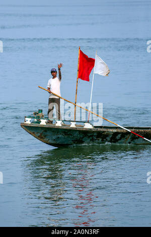 Mandalay. Le Myanmar. 01,28.13. Bateau d'avertissement de la circulation sur le maintien de l'écart des bancs sur l'Irrawaddy River (rivière Irrawaddy), le Myanmar (Birmanie). C'est Banque D'Images