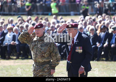 Une grande foule témoin Le Lieutenant-général Sir John Gordon Lorimer (gauche) de la Parachute Regiment et le vétéran Geoff Roberts (droite) Saluant la mémoire sur Ginkel Heath près de Ede dans le cadre de l'opération Market Garden des commémorations du 75e anniversaire près d'Arnhem, aux Pays-Bas. Banque D'Images