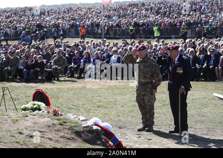 Une grande foule témoin Le Lieutenant-général Sir John Gordon Lorimer (gauche) de la Parachute Regiment et le vétéran Geoff Roberts (droite) Saluant la mémoire sur Ginkel Heath près de Ede dans le cadre de l'opération Market Garden des commémorations du 75e anniversaire près d'Arnhem, aux Pays-Bas. Banque D'Images