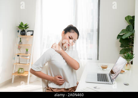 Young Asian woman la douleur de l'épaule au syndrome de bureau concept Banque D'Images