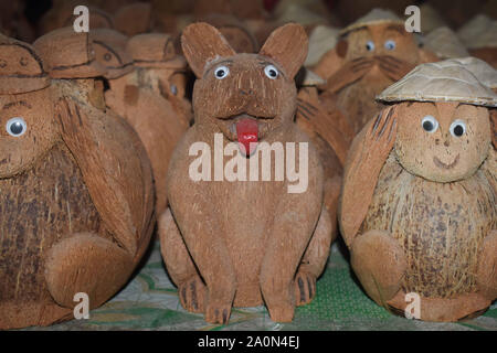 18 JUILLET 2019-delta du Mékong, Vietnam : Figurines d'animaux tels que des singes et des chiens qui sont entièrement faits de coconut vendus comme souvenirs dans le Mékong Delt Banque D'Images