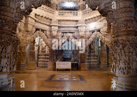 Shri Mahaveer Jain temple, lourdement décorée de colonnes et d'arches, entre crochets à l'intérieur Fort d'or à Jaisalmer dans le Rajasthan, Inde Banque D'Images