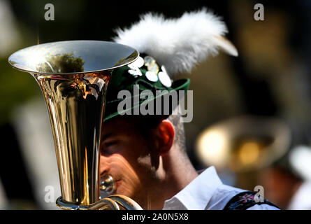 Munich, Allemagne. Sep 21, 2019. Cuivres jouer quand le Wiesenwirte à déplacer pour l'Oktoberfest. Le plus grand festival de musique folklorique dans le monde dure jusqu'au 6 octobre. Credit : Angelika Warmuth/dpa/Alamy Live News Banque D'Images