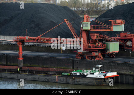 Allemagne, Hambourg, Hansaport importer du charbon et du minerai, de chargement de charbon sur les navires pour le transport sur Elbe de centrales à charbon / Deutschland, Hambourg, Hansaport, Import von Kohle und Erz, von Binnenschiffe Verladung Steinkohle auf zum Transports auf der Elbe zu Kraftwerken Banque D'Images