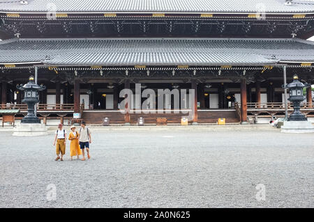 Séjour touristique en face de la Salle des fondateurs à l'Honbyo Higashi-Honganji Shinshu ou temple de Kyoto au Japon. Banque D'Images