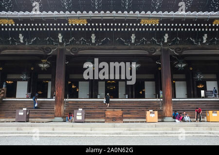 Visiteurs en face de la Salle des fondateurs à l'Honbyo Higashi-Honganji Shinshu ou temple de Kyoto au Japon. Banque D'Images