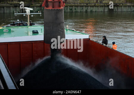 Allemagne, Hambourg, Hansaport importation de charbon et de minerai, de chargement du charbon sur les navires pour le transport sur Elbe de centrales à charbon / Deutschland, Hambourg, Hansaport, Import von Kohle und Erz, von Binnenschiffe Verladung Kohle und zum Transports auf der Elbe zu Kraftwerken Banque D'Images