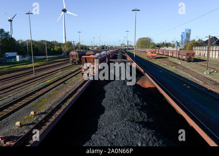 Allemagne, Hambourg, Hansaport importation de charbon et de minerai de fer, le transport par les plantes de l'acier et de centrales à charbon / Deutschland, Hambourg, Hansaport, Import von Kohle und Erz, par Weitertransport Stahlwerken Bahn und zu Kraftwerken Banque D'Images