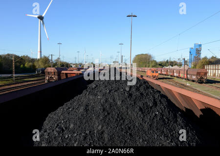 Allemagne, Hambourg, Hansaport importation de charbon et de minerai de fer, le transport par les plantes de l'acier et de centrales à charbon / Deutschland, Hambourg, Hansaport, Import von Kohle und Erz, par Weitertransport Stahlwerken Bahn und zu Kraftwerken Banque D'Images