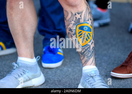 Un ventilateur de Leeds United avec un tatouage à venir du ciel parier match de championnat à Elland Road, Leeds. Banque D'Images