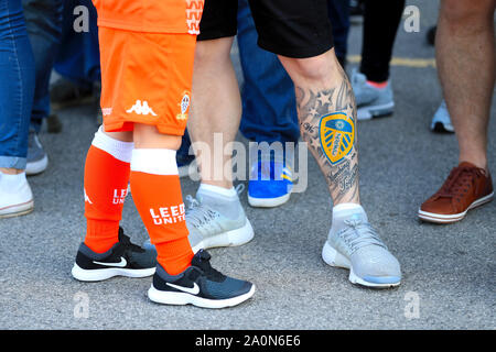 Un ventilateur de Leeds United avec un tatouage à venir du ciel parier match de championnat à Elland Road, Leeds. Banque D'Images