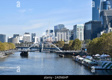 Gratte-ciel sur les bords de la rivière Yarra, vu de St Kilda Road à Melbourne en Australie Banque D'Images