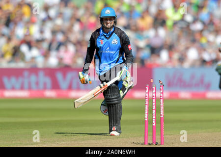 Le Worcestershire Rapids' Ed Barnard est exécuté par Nottingham Outlaws' Joe Clarke au cours de la demi-finale finale sur 1 jour de la vitalité T20 Blast à Edgbaston, Birmingham. Banque D'Images