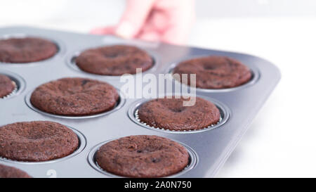 Étape par étape. Le refroidissement des petits gâteaux au chocolat sur une grille de refroidissement. Banque D'Images