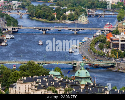 Vue imprenable sur Prague et ses ponts à travers Prague, République Tchèque Banque D'Images