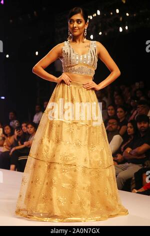 New Delhi, Inde. Sep 20, 2019. Modèles à pied sur la rampe et la présentation de Rina Dhaka Etudiants Creations de JD Institute of Fashion & Technologie Au cours de la Fashion Week de New Delhi. (Photo de Jyoti Kapoor/Pacific Press) Credit : Pacific Press Agency/Alamy Live News Banque D'Images