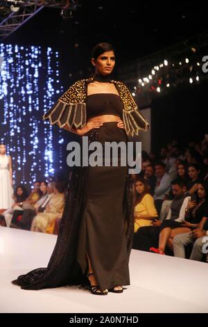 New Delhi, Inde. Sep 20, 2019. Modèles à pied sur la rampe et la présentation de Rina Dhaka Etudiants Creations de JD Institute of Fashion & Technologie Au cours de la Fashion Week de New Delhi. (Photo de Jyoti Kapoor/Pacific Press) Credit : Pacific Press Agency/Alamy Live News Banque D'Images