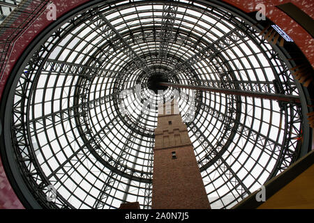 Dôme acier sur cheminée en brique, la fenêtre d'exposition, Bourke Street, Melbourne, Australie Banque D'Images