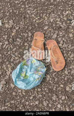 Hippy usés tongs & globe dégonflé sur surface des bardeaux. Métaphore 250-504, télévision earthers, théories du complot, preuve de la terre plate, la pseudoscience Banque D'Images