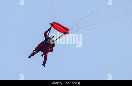 Ancien Parachutiste Cortmann De Sable D Aberdeen Permet Un Rendu Emotionnel A Arnhem Aux Pays Bas Le Jeudi Pour Marquer Le 75e Anniversaire De L Operation Market Garden Photo Stock Alamy