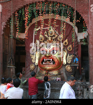 Katmandou, Népal. 23 Septembre 2008 : Seto (blanc) Bhairav horrible masque de visage Banque D'Images