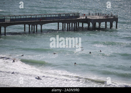 Surf en mer sur la plage près de Boscombe Bournemouth, comme les températures devraient s'élever à 26C dans certaines régions du pays cette semaine. Banque D'Images