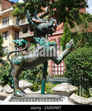 Katmandou, Népal. 23 Septembre 2008 : l'ancienne statue en bronze de cracheur de feu le Lion est situé à Durbar Square, au Centre de Katmandou, Katmandou Banque D'Images