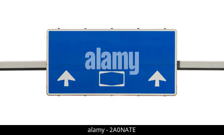 Big German road sign en bleu, avec des flèches droites sans inscriptions, isolé sur un fond blanc avec un chemin de détourage. Banque D'Images