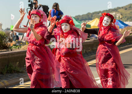 Port de Douvres, Kent, UK. 21e Septembre, 2019. Groupe de protection de l'extinction des partisans de la rébellion bloquer les routes autour du port de Douvres. Le Dover road block est de mettre en évidence l'extrême vulnérabilité de la population britannique à l'insécurité alimentaire et de souligner la nécessité pour le gouvernement de prendre des mesures d'urgence sur le climat et de la crise écologique. Penelope Barritt/Alamy Live News Banque D'Images