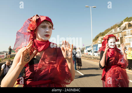 Port de Douvres, Kent, UK. 21e Septembre, 2019. Groupe de protection de l'extinction des partisans de la rébellion bloquer les routes autour du port de Douvres. Le Dover road block est de mettre en évidence l'extrême vulnérabilité de la population britannique à l'insécurité alimentaire et de souligner la nécessité pour le gouvernement de prendre des mesures d'urgence sur le climat et de la crise écologique. Penelope Barritt/Alamy Live News Banque D'Images