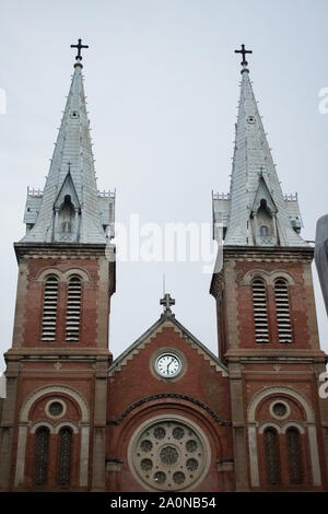 Cathédrale Notre Dame de Saigon. HO CHI MING CITY, VIETNAM - Juillet 18, 2019 : Cathédrale Notre Dame de Saigon. Vue frontale sur l'entrée principale et Banque D'Images