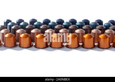 Les capsules de café différents types et couleurs sur un fond blanc Vue de dessus isolé en quatre lignes macro closeup Banque D'Images