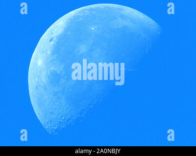 Sheerness, Kent, UK. 21 Septembre, 2019. Météo France : le "troisième trimestre" (également connu sous le nom du dernier trimestre) lune vu ce réglage dans un ciel bleu plus de Sheerness, Kent aujourd'hui. Le troisième quartier de lune, c'est quand l'autre moitié de la Lune est éclairé par rapport au premier trimestre. Credit : James Bell/Alamy Live News Banque D'Images