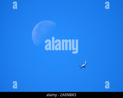 Sheerness, Kent, UK. 21 Septembre, 2019. Météo France : un jet de British Airways vole relevant du "troisième trimestre" (également connu sous le nom du dernier trimestre) lune vu ce réglage dans un ciel bleu plus de Sheerness, Kent aujourd'hui. Le troisième quartier de lune, c'est quand l'autre moitié de la Lune est éclairé par rapport au premier trimestre. Credit : James Bell/Alamy Live News Banque D'Images