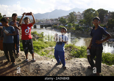 Katmandou, Népal. Sep 21, 2019. Les garçons faire du cerf-volant avant de l'approche de Dashain festival à Katmandou, Népal le samedi 21 septembre 2019. Credit : Skanda Gautam/ZUMA/Alamy Fil Live News Banque D'Images
