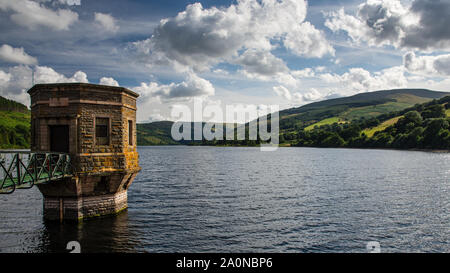 Le soleil brille sur le filtre tour de Talybont réservoir et les montagnes environnantes des Brecon Beacons, dans le sud du Pays de Galles. Banque D'Images